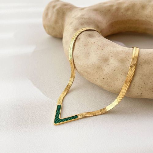 Stainless Steel V-shaped Women's Neck Necklace, Luxury And High-end V-neck Flat Collarbone Chain For Girls